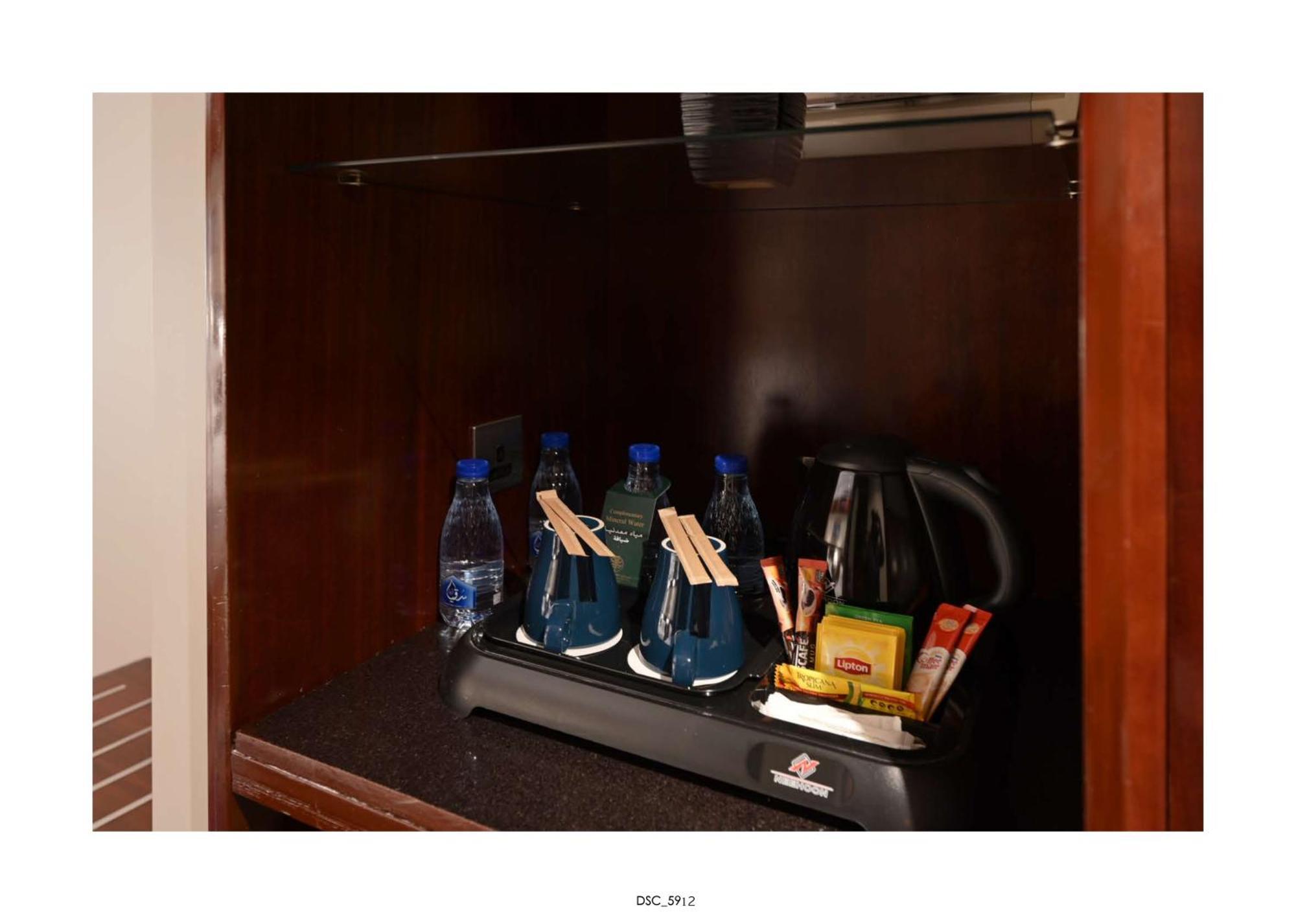 Emaar Royal Hotel Μεδίνα Εξωτερικό φωτογραφία A mini-bar in a hotel room