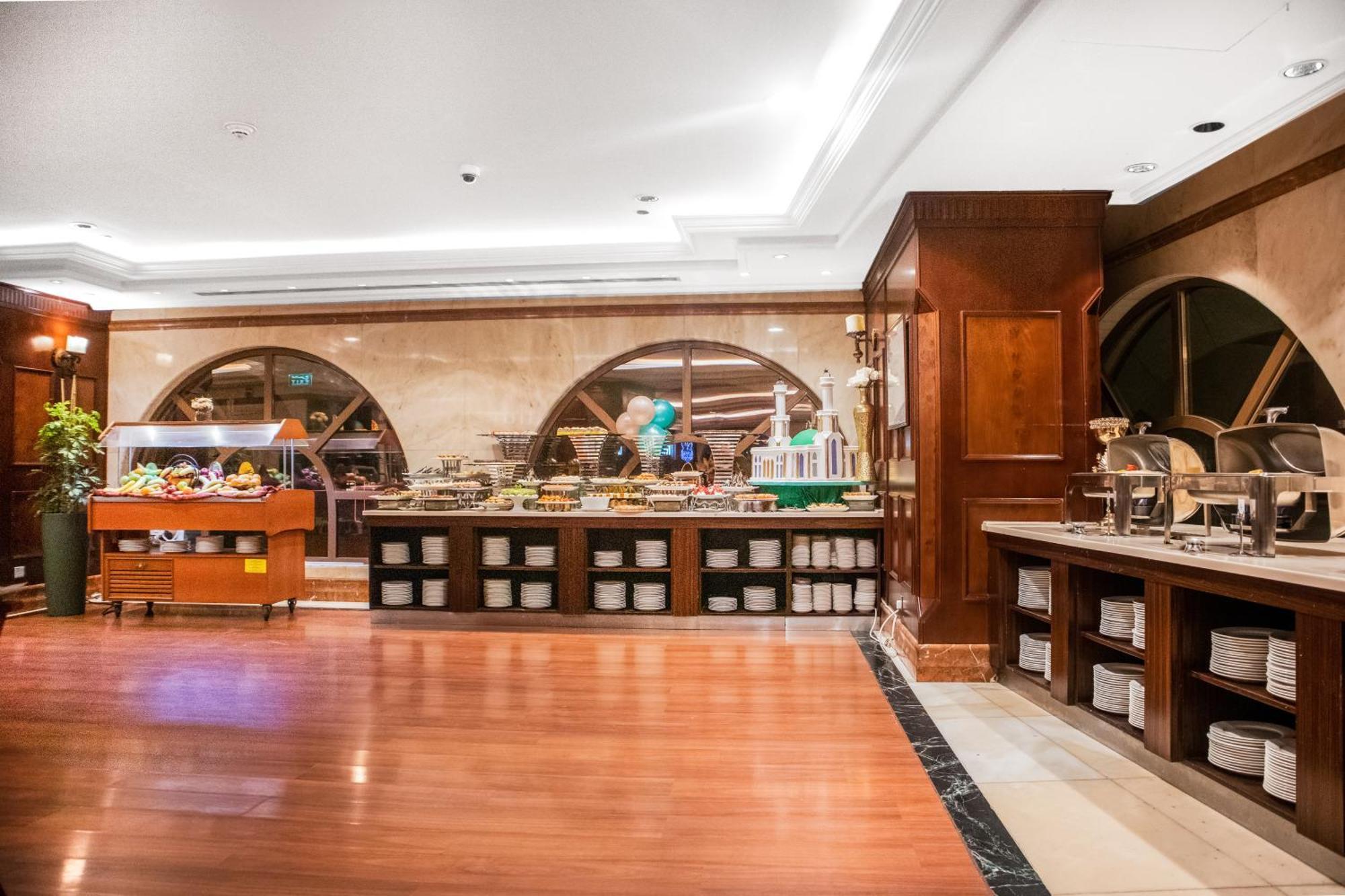 Emaar Royal Hotel Μεδίνα Εξωτερικό φωτογραφία The buffet at the hotel