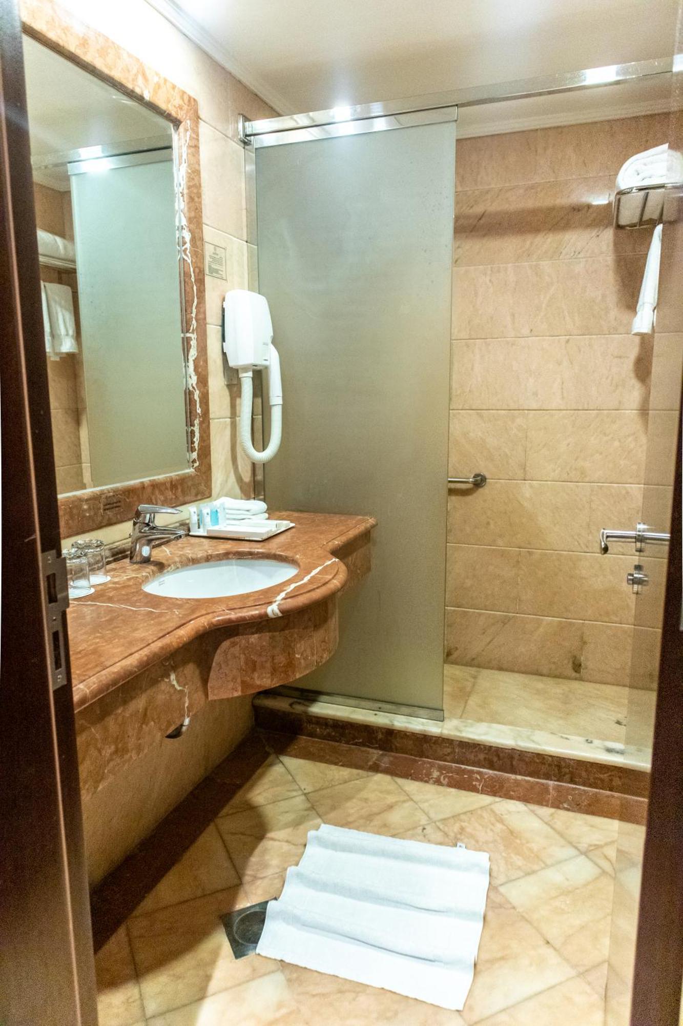Emaar Royal Hotel Μεδίνα Εξωτερικό φωτογραφία Bathroom in a hotel