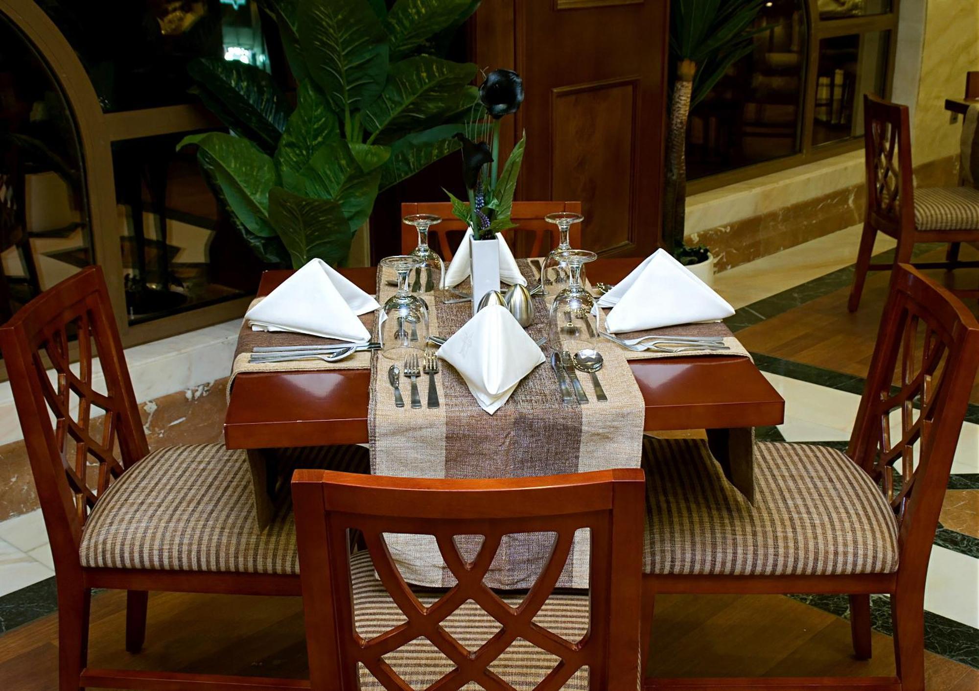Emaar Royal Hotel Μεδίνα Εξωτερικό φωτογραφία A table set for fine dining