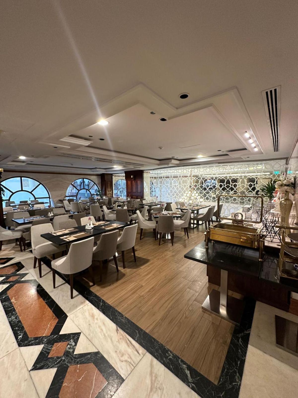 Emaar Royal Hotel Μεδίνα Εξωτερικό φωτογραφία The interior of the restaurant