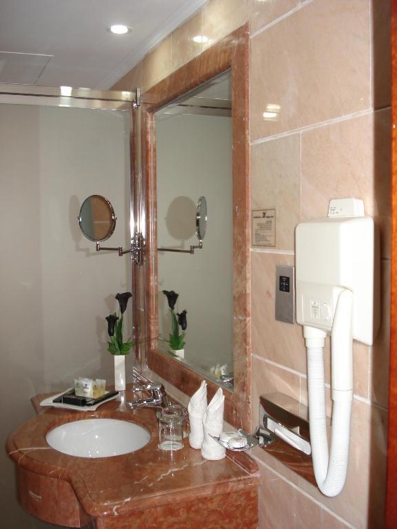 Emaar Royal Hotel Μεδίνα Εξωτερικό φωτογραφία A humidifier in a hotel bathroom